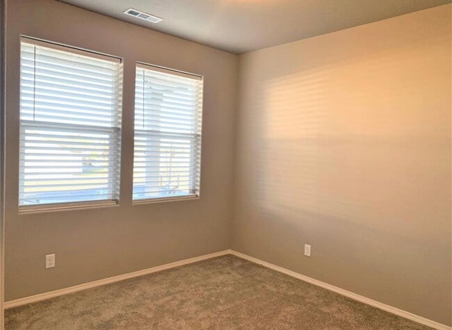 Building Photo - Newer Home in Kennewick, Great Location! Pets welcome!