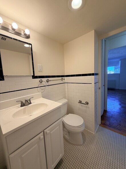 Building Photo - 57 Monmouth St