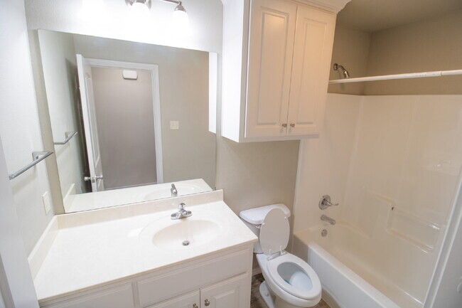 Building Photo - "Spacious 3-Bedroom Duplex -Your Perfect H...