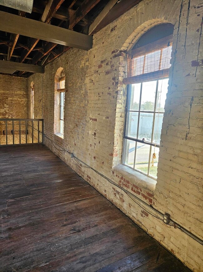 Building Photo - 1303 W College St