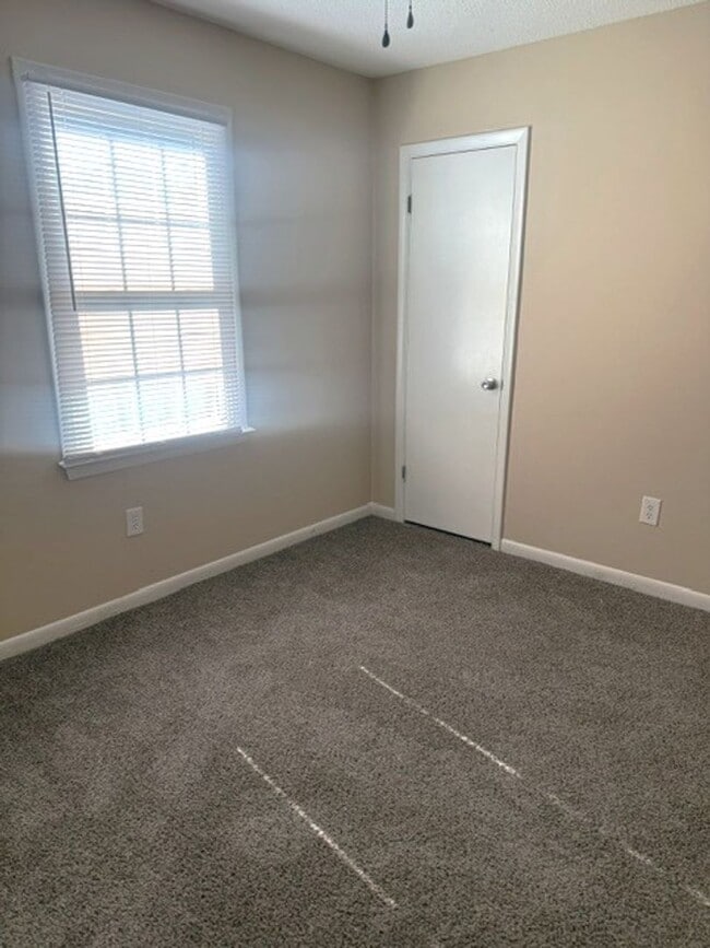 Building Photo - 800 Verdant Dr