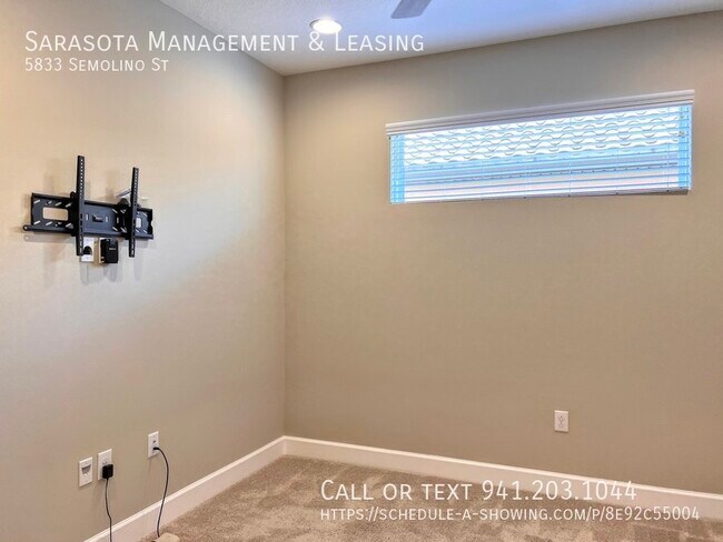 Building Photo - 2 Bed 2 Bath with Den Lake View Pool Home ...