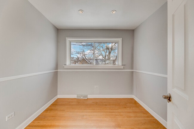 Building Photo - 5236 W 54th St