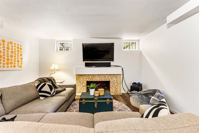 Building Photo - LOCATION LOCATION!! Stunning home located ...