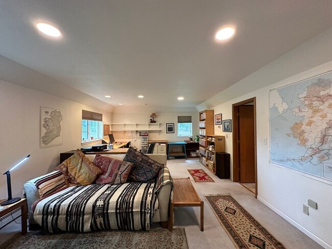 Building Photo - Fully Furnished 3BD/3BA Home with Solar Power