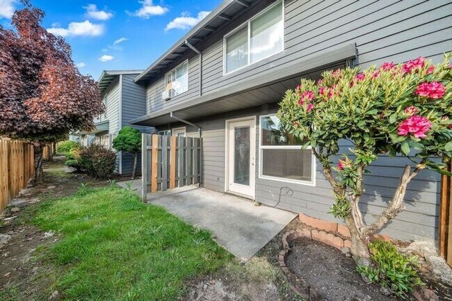 Building Photo - 2 bedroom unit. Pets OK! Lots of upgrades! Full size washer and dryer in every unit!!