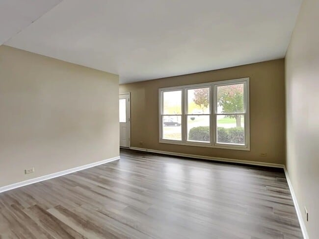 Building Photo - 500 E Weathersfield Way