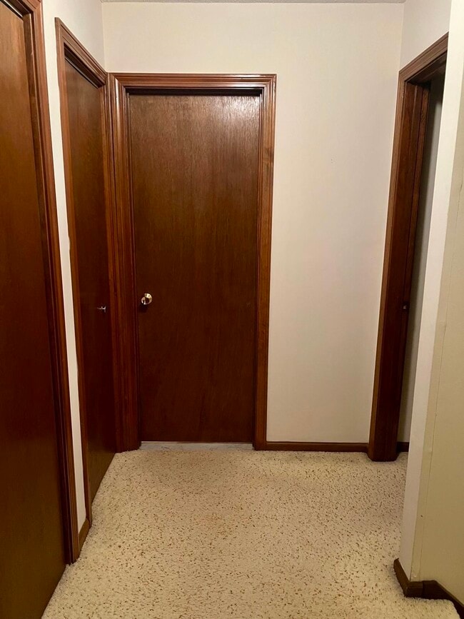 Building Photo - 649 Middle Tpke E