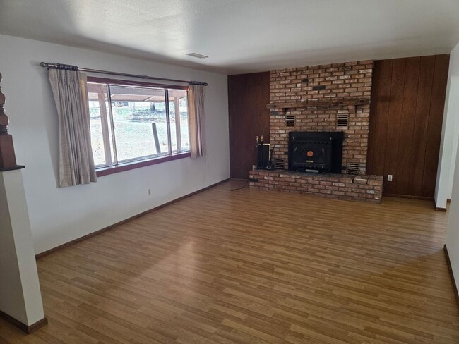 Building Photo - **LEASE PENDING Idyllic Ranch style Home O...