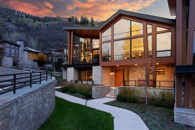 Building Photo - 717 S Aspen St