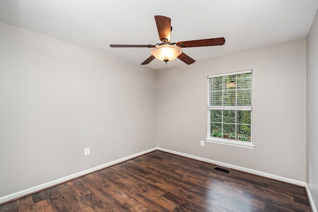 Building Photo - Charming One-Level Home in Quiet Cul-de-Sa...