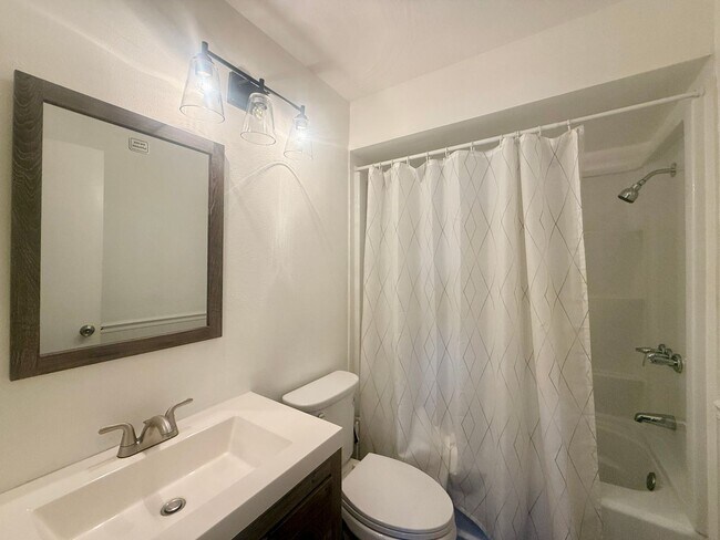 Building Photo - Centrally Located 2Bed/2Bath Condo for Rent in Sarasota