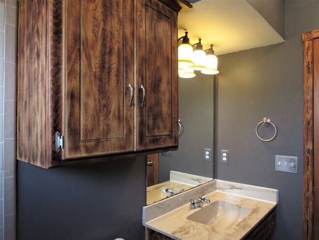 Building Photo - Yukon home for lease!!  3 bed/2 Bathroom w...