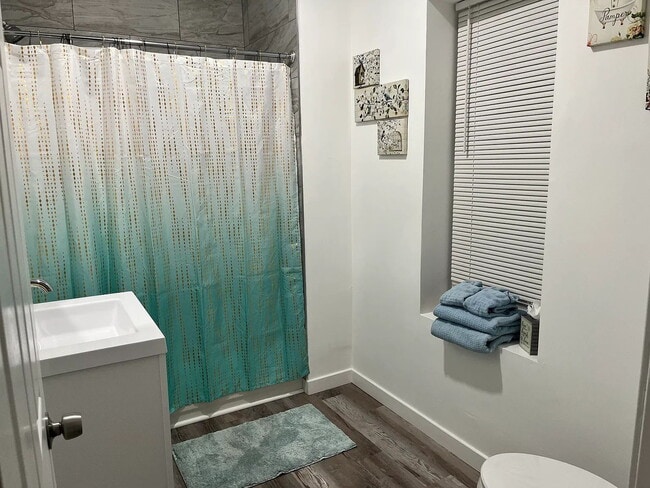 Building Photo - Luxurious 6-Bedroom Haven with Updated Ele...