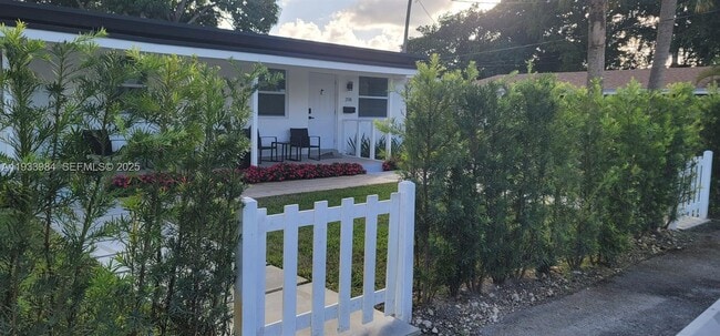 Building Photo - 208 SE 4th St