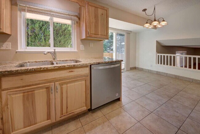 Building Photo - Charming Colorado Springs Rental in Top Ra...