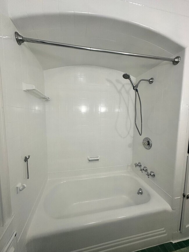 Building Photo - 2007 Kenilworth Pl