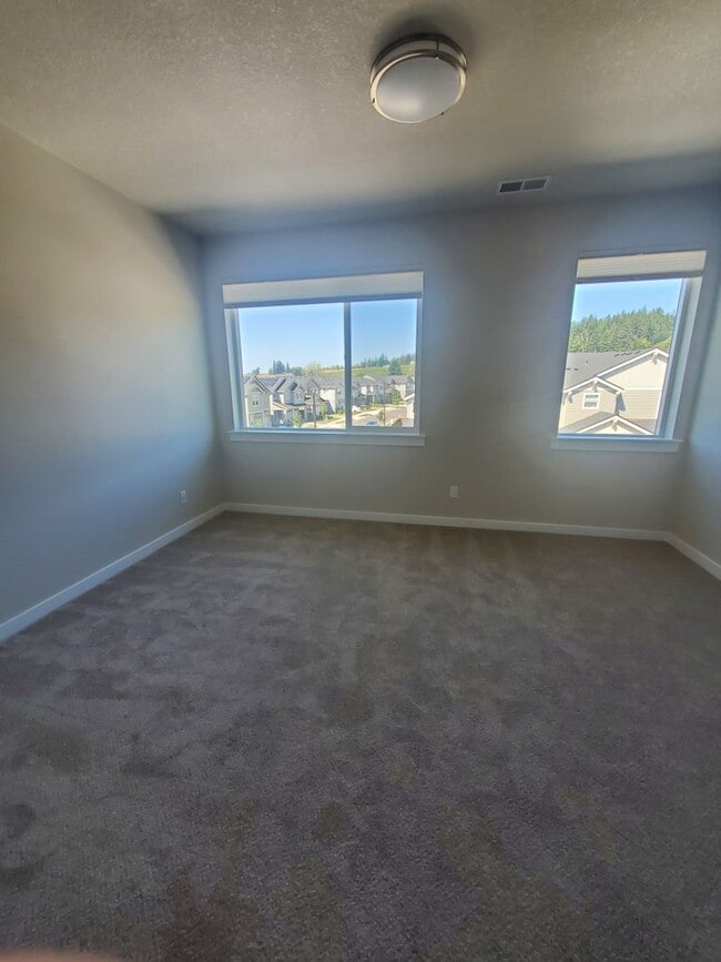 Building Photo - 3 Bedroom 3 Bath Townhouse 1st floor bed/bath