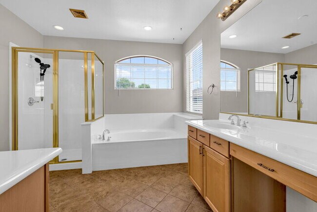Building Photo - 2032 S Sabrina