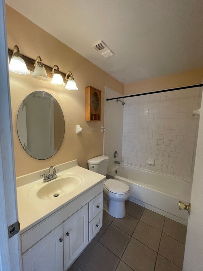 Building Photo - 1 Bed 1 Bath | Central Air | Community Pool | Section 8 Welcome