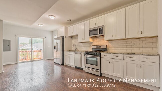 Building Photo - 2833 N Avers Ave