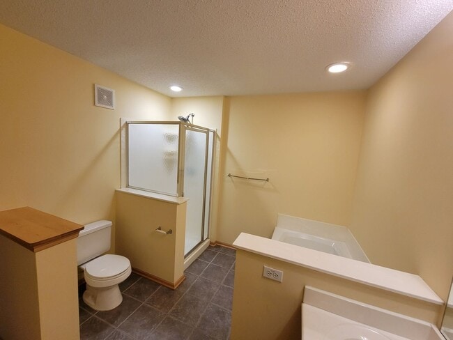Building Photo - Lovely 2 Bed / 2 Bath TH w/ Heated Underground Parking in Plymouth!