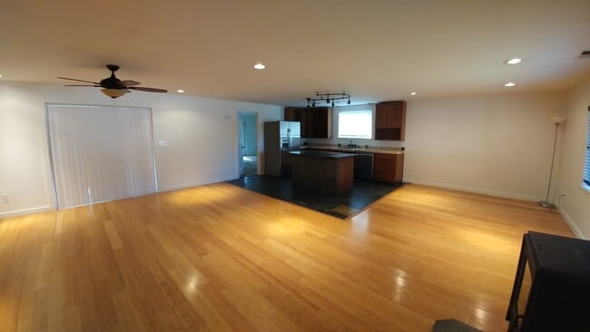 Building Photo - 3 Bedroom 2 Bath- House