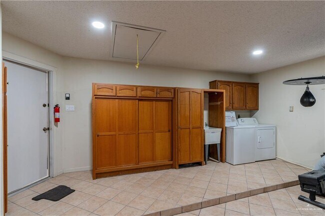 Building Photo - 2213 Lake View Dr