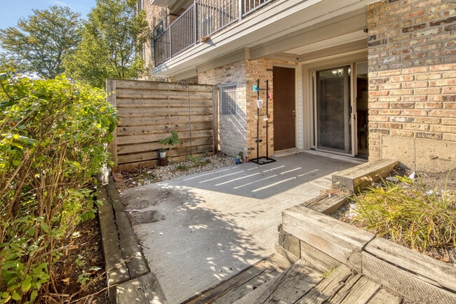 Building Photo - 1750 Fayette Walk
