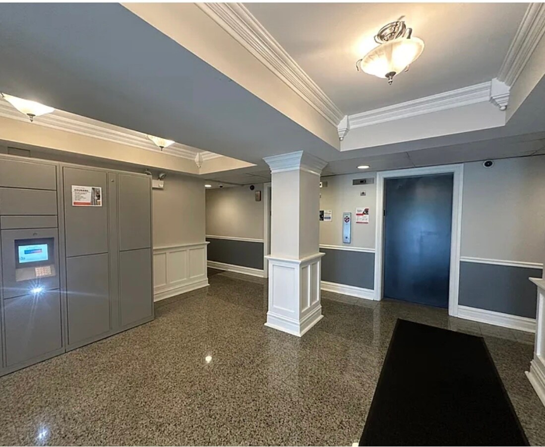 Building Photo - 900 W Fullerton Ave