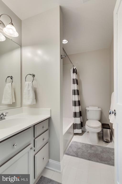 Building Photo - 820 W Glebe Rd