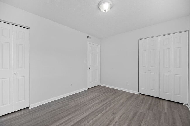 Building Photo - Newly Renovated Unit