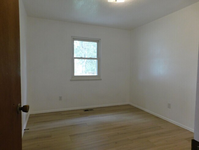 Building Photo - 1527-M 1/8 M 1/8 Rd