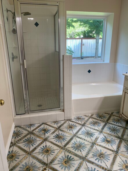Tile floor in bathroom. Fresh paint.. - 4517 Newport Dr