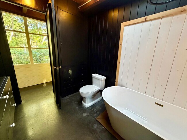 Building Photo - Unique 2 bedroom 2 bath home in Pacific Grove!