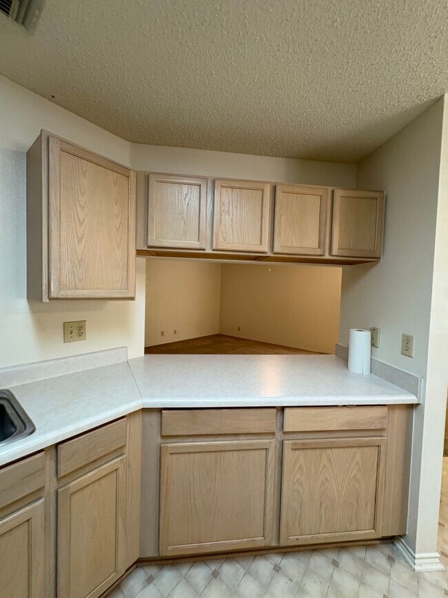 Building Photo - Beautiful home on corner lot.