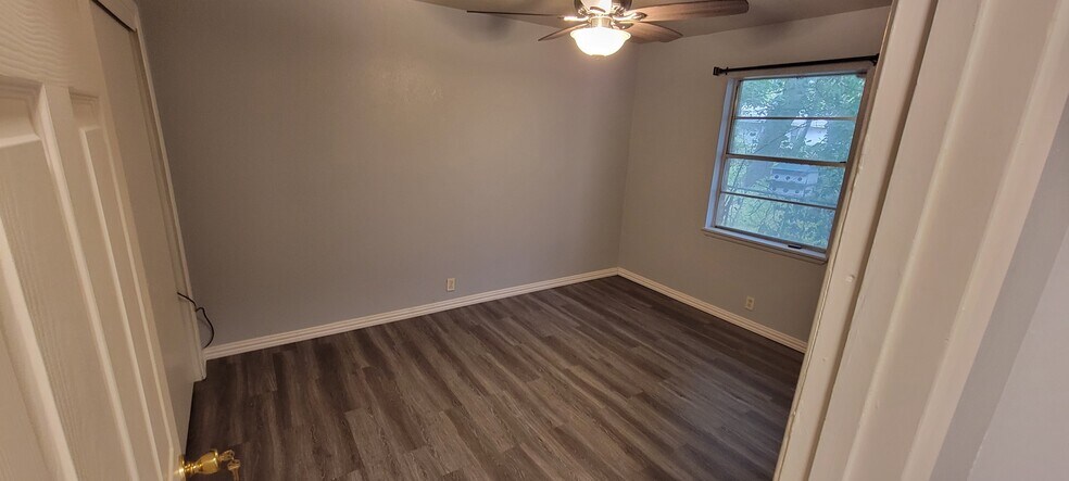 Bedroom 2 Inside - 113 N McKown Ave