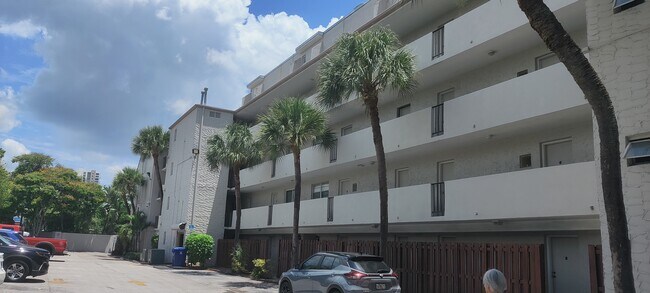 Building Photo - 6900 N Kendall Dr