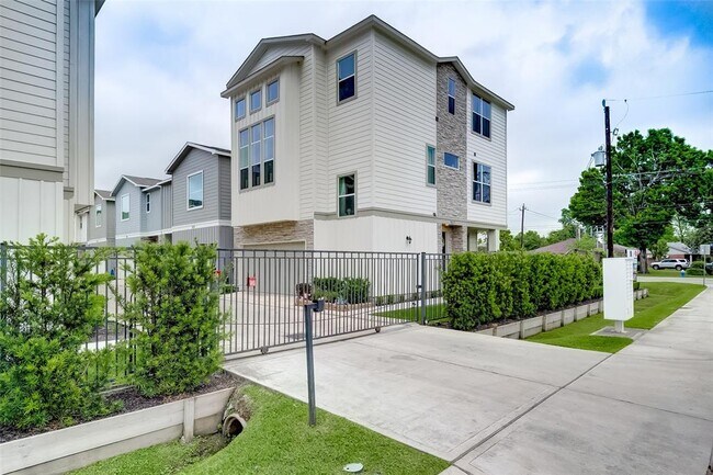 Building Photo - 1844 Parana Dr