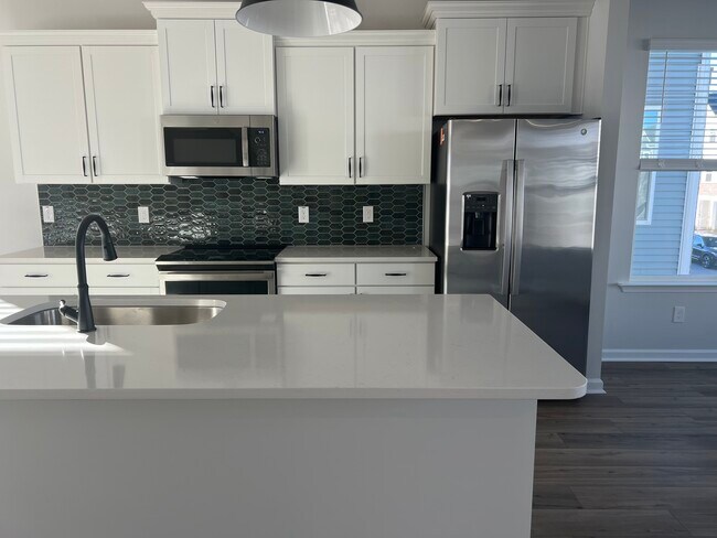 Building Photo - 375 Chesapeake Cmns St