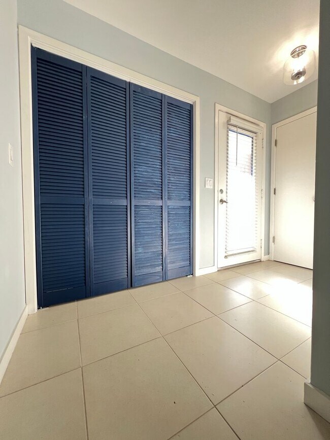 Building Photo - Introducing a charming condo in the heart of Wilmington, NC.