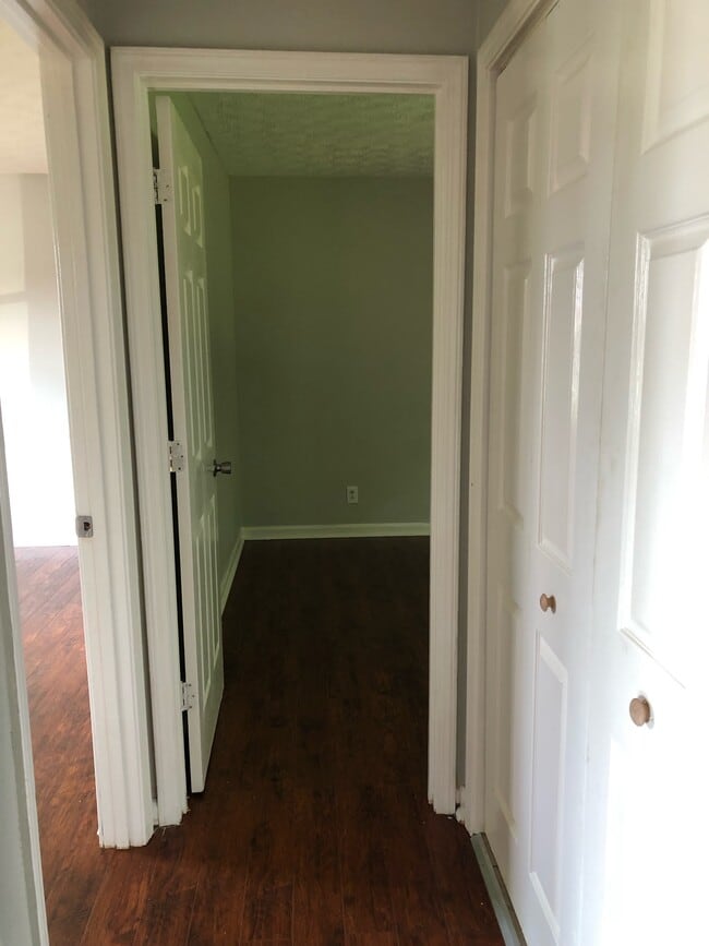 Building Photo - 1050 Scarlett Ln