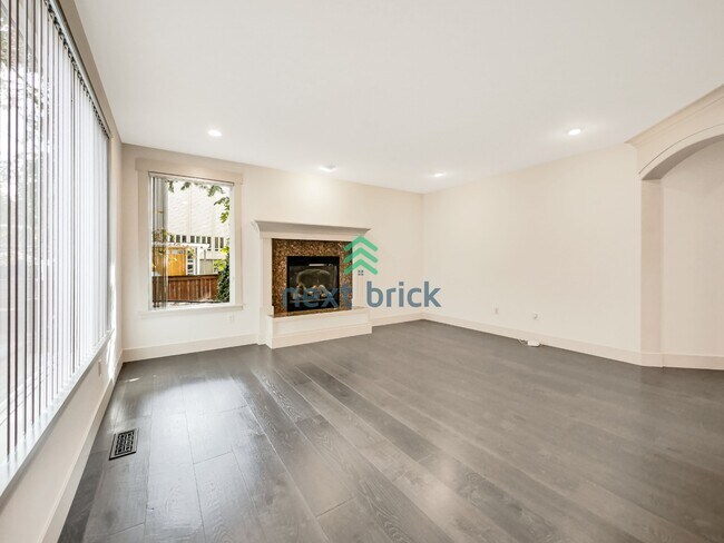 Building Photo - 4 bedroom, 2.5 Bathroom, 3 car garage Craftsman style home in Bellevue, WA