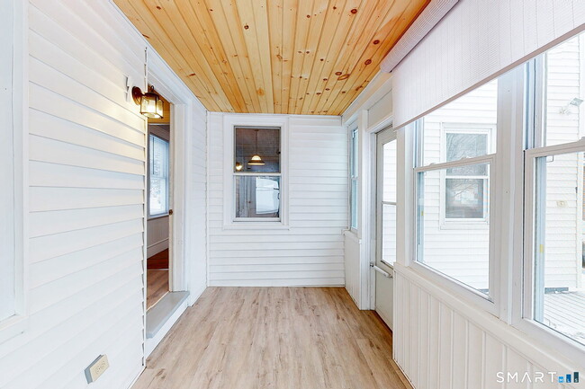 Building Photo - 85 Maple St