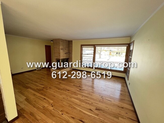 Building Photo - Updated Roseville House on Large Corner Lo...