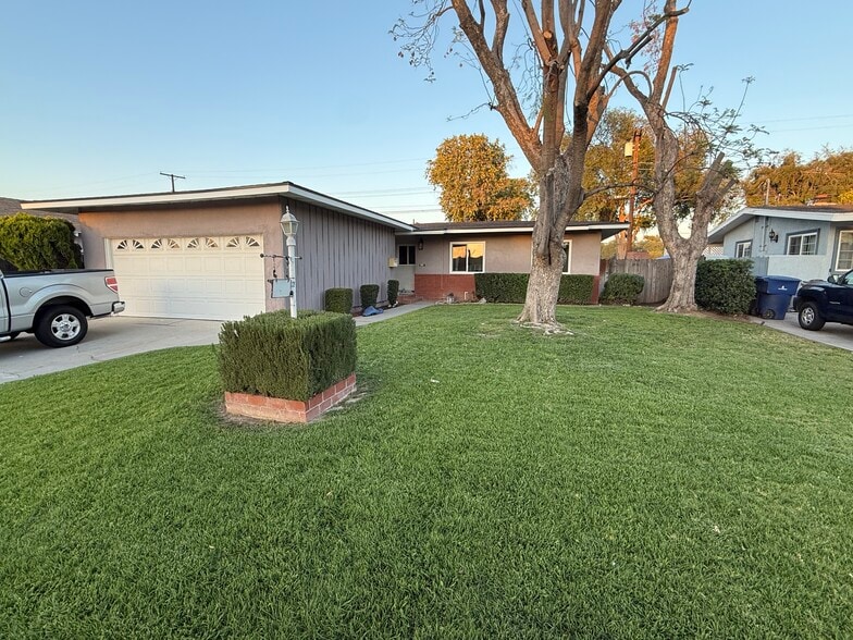 Building Photo - 6688 Montclair Dr
