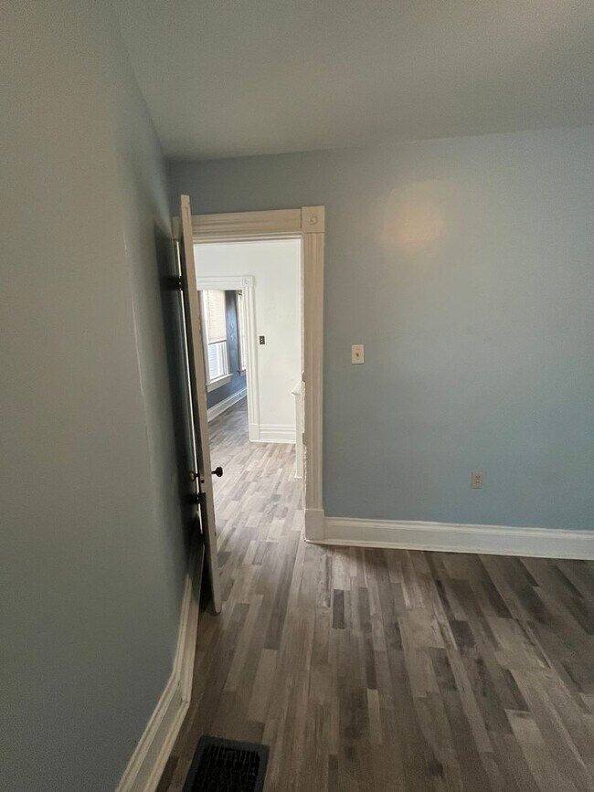 Building Photo - 2106 Lawn Ave