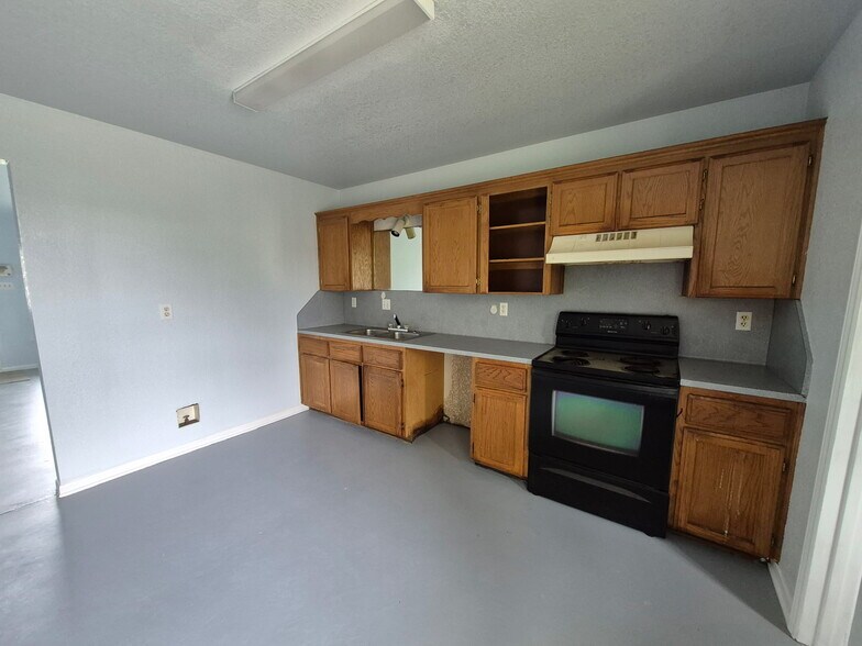 Building Photo - 4818 Lake Road