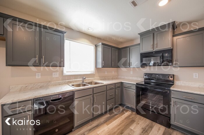 Building Photo - 1366 Maxwell Cir