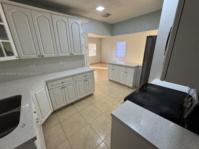 Building Photo - 825 E 9th Ln